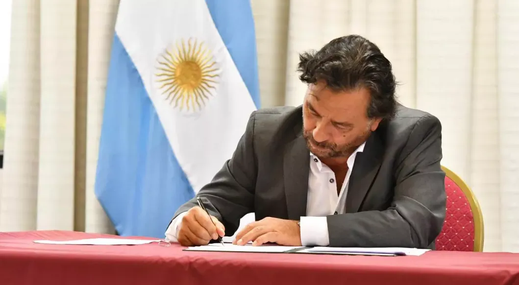 gustavo sáenz firmando